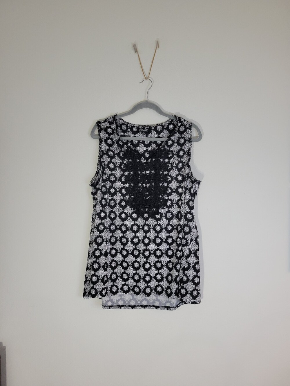 Roz & Ali Women Size 2X Black & White Sleeveless Lace-Accent Tank Top.